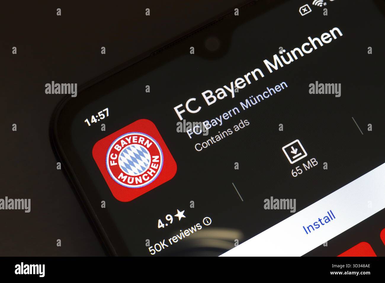 8 novembre 2024, Brésil. Dans cette illustration photo, le logo de l'application FC Bayern Muenchen est affiché sur l'écran d'un smartphone Banque D'Images