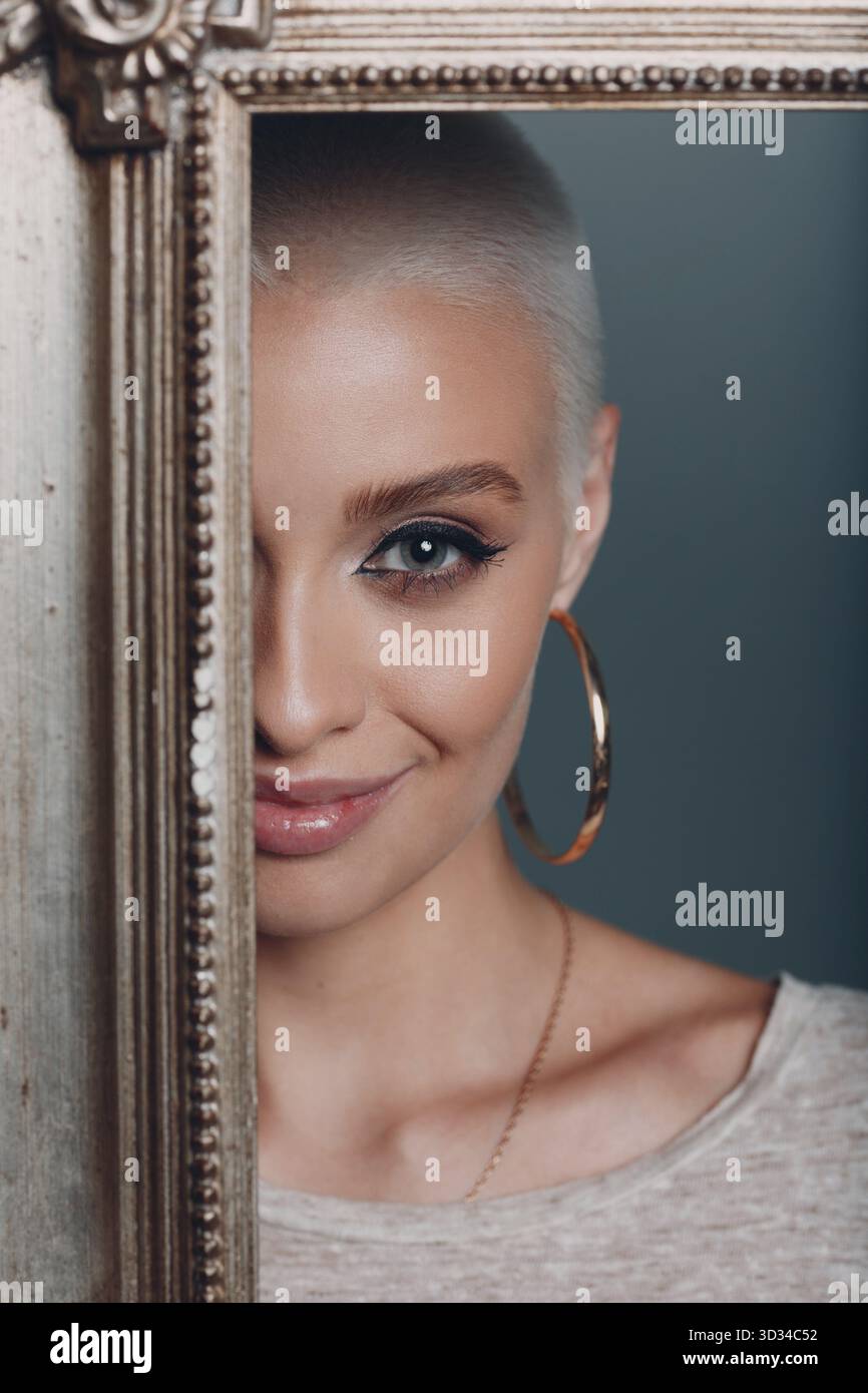 Jeune femme millénaire avec cheveux blonds courts doré image cadre visage portrait Banque D'Images