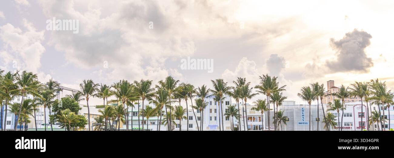MIAMI BEACH, FLORIDE États-Unis - 10 septembre 2019 : Panorama des hôtels et restaurants sur Ocean Drive à Miami Beach Banque D'Images
