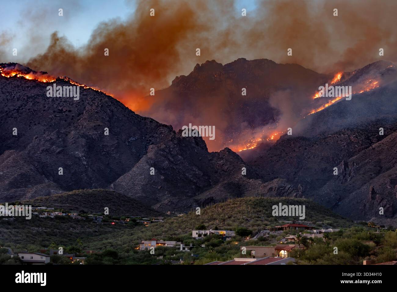 Les flammes du feu Big Horn déchirent les pentes abruptes des montagnes de Santa Catalina au-dessus de Tucson, Arizona. Banque D'Images