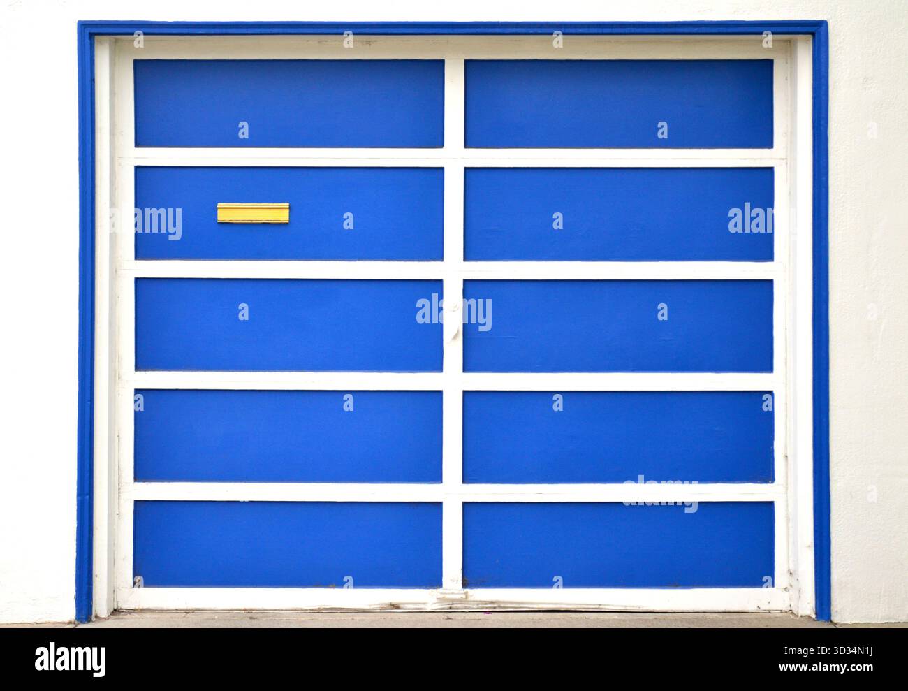 Porte de garage bleu vif avec garniture blanche sur un immeuble résidentiel à San Francisco, Californie, États-Unis Banque D'Images
