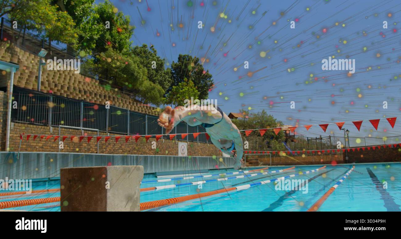 Athlète masculin de plongée portant un slip de bain plongeant dans la piscine extérieure avec revêtement numérique Banque D'Images