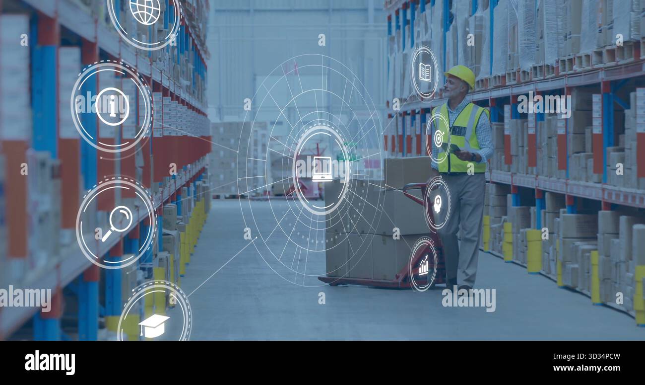 Travailleur portant gilet examinant l'inventaire sur tablette par transpalette dans l'entrepôt, icônes AR, espace de copie Banque D'Images