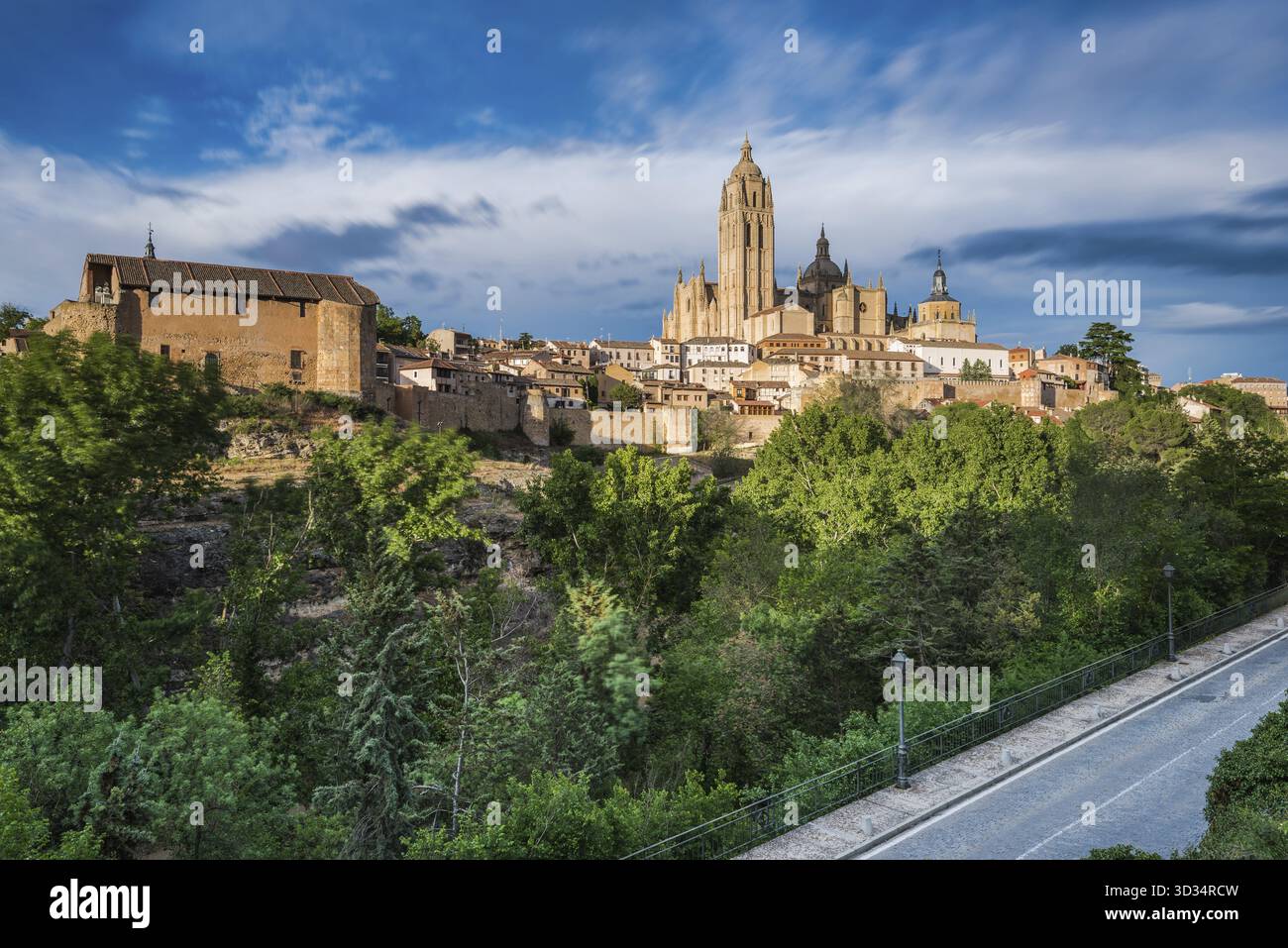 Cathédrale de Ségovie sur hill top embrassèrent avec les rayons du soleil, Espagne Banque D'Images