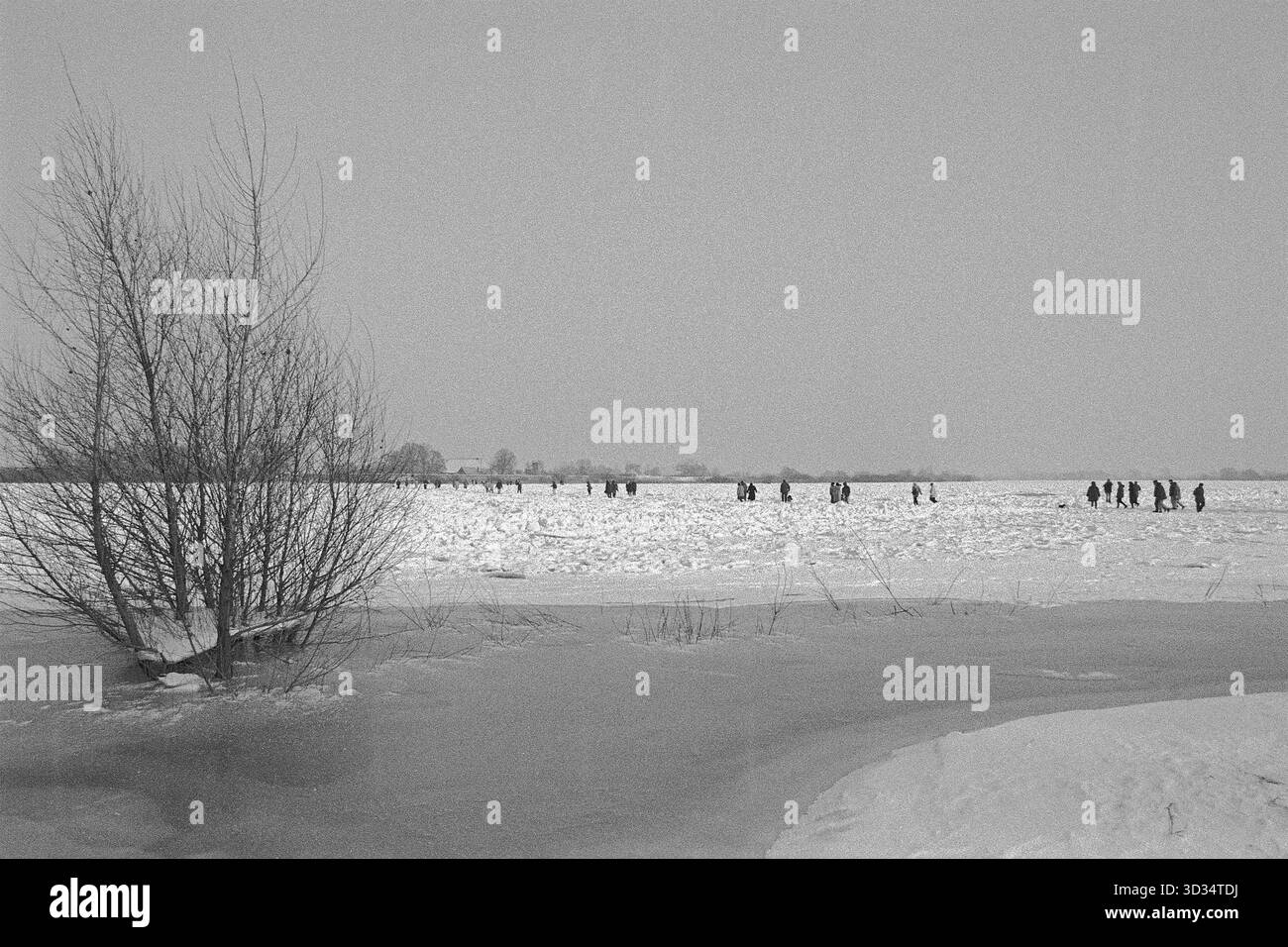Les gens marchent à travers la patinoire, Elbe gelé, Bleckede, basse-Saxe, Allemagne, 9 février 1996, vintage, rétro, ancien, historique Banque D'Images
