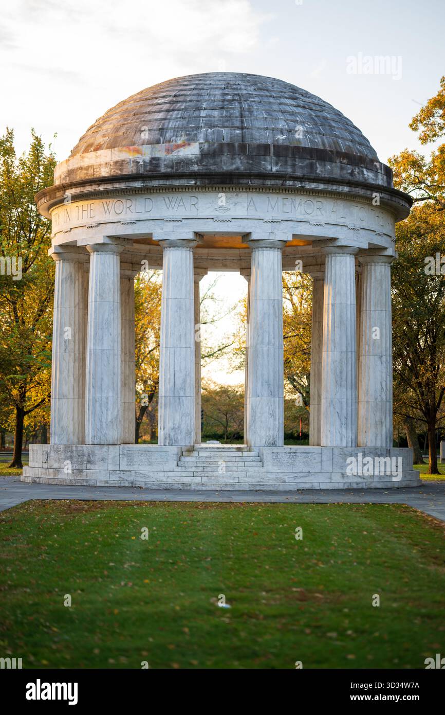 Rotonde du mémorial de la première Guerre mondiale Washington DC // WASHINGTON DC — le mémorial de guerre du district de Columbia, également connu sous le nom de mémorial de la première Guerre mondiale, est un temple circulaire de style dorique dédié aux 26 000 résidents de Washington D.C. qui ont servi pendant la première Guerre mondiale. Cette structure en marbre blanc du Vermont, conçue par l'architecte Frederick H. Brooke, a été inaugurée en 1931. Il commémore ceux qui ont servi dans le conflit mondial de 1914 à 1918. Le mémorial est situé dans le parc West Potomac, près du National Mall, honorant les sacrifices des citoyens de la ville. Banque D'Images