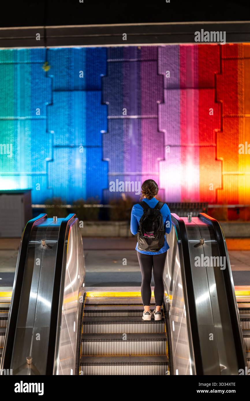 Harmony mural Crystal City Metro Station Arlington Virginie // ARLINGTON, Virginie, États-Unis — Un banlieue voit la fresque Harmony de Lisa Marie Thalhammer à Crystal City Metro Station. Cette murale en émail de 115 pieds (35 mètres) de long et de 20 pieds (6,1 mètres) de haut présente un spectre de 23 couleurs. Commandé par le National Landing Business Improvement District, il a été dévoilé à la fin de 2021 pour la reprise après la pandémie et la transformation de Crystal City. Sa psychologie thérapeutique des couleurs vise à calmer les navetteurs et symboliser la diversité. Financement public-privé par le National Landing BID et Banque D'Images