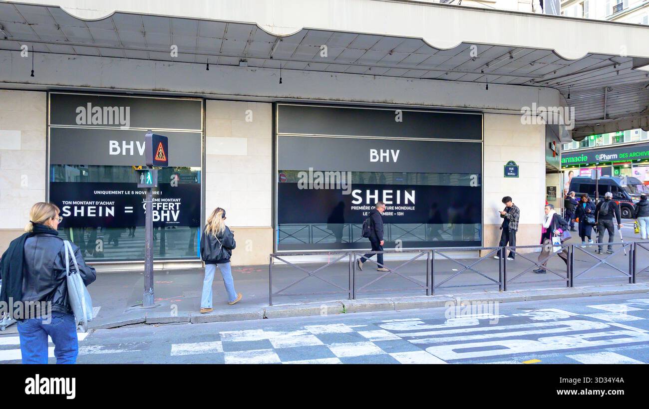 Paris, France, BHV Marais façade avec une publicité Shein. Banque D'Images