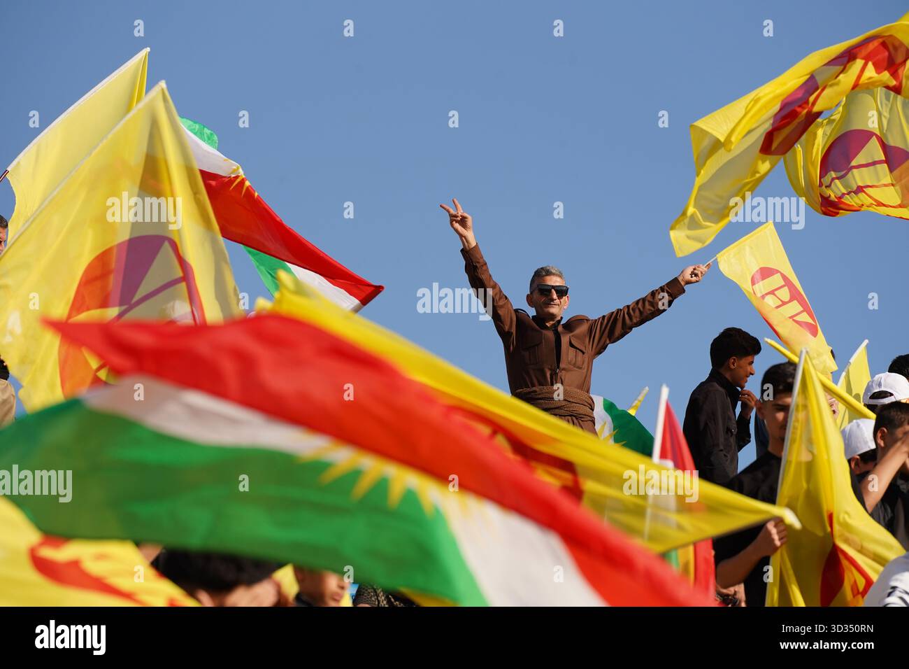 Duhok, Irak. 04th Nov, 2025. Les partisans kurdes du Parti démocratique du Kurdistan (PDK ou PDK) se rassemblent au stade international de Duhok lors d'un rassemblement de campagne en prévision des élections législatives irakiennes, prévues pour le 11 novembre 2025. Crédit : Ismael Adnan/dpa/Alamy Live News Banque D'Images
