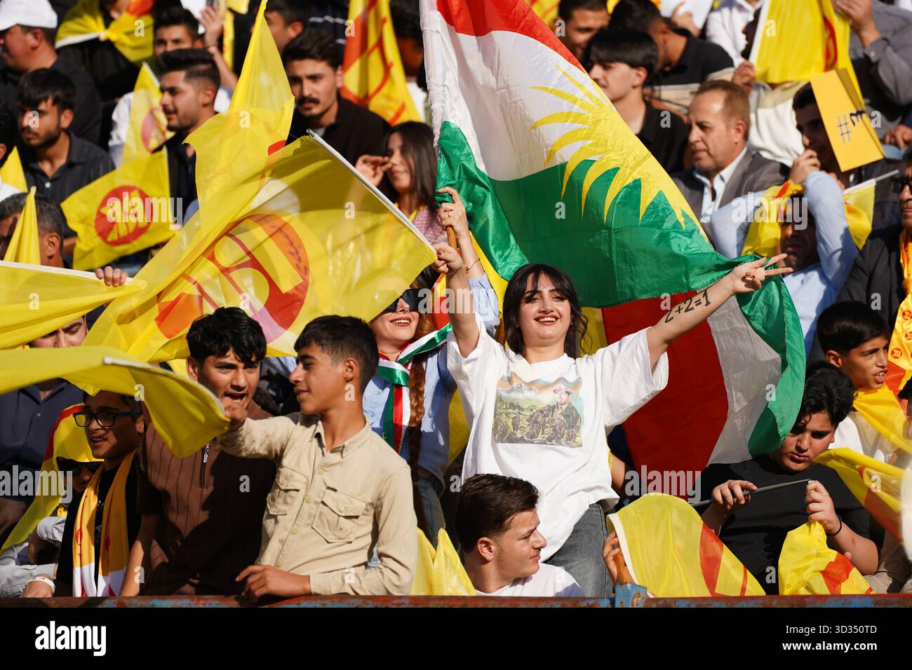 Duhok, Irak. 04th Nov, 2025. Les partisans kurdes du Parti démocratique du Kurdistan (PDK ou PDK) se rassemblent au stade international de Duhok lors d'un rassemblement de campagne en prévision des élections législatives irakiennes, prévues pour le 11 novembre 2025. Crédit : Ismael Adnan/dpa/Alamy Live News Banque D'Images
