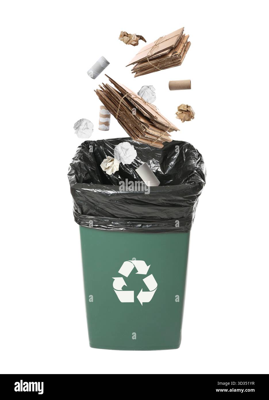 Déchets tombant dans la poubelle avec symbole de recyclage sur fond blanc. Tri des déchets Banque D'Images