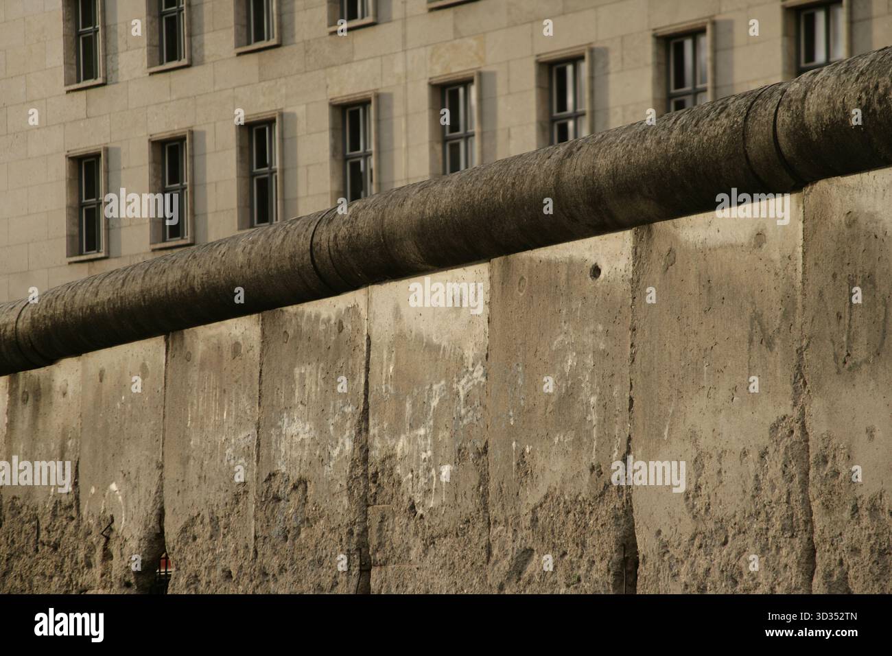 Mur de Berlin, Allemagne. Sa construction a commencé le 13 août 1961 et il est tombé le 9 novembre 1989. Le gouvernement de la République démocratique allemande (RDA) a construit cette barrière, longue de plus de 150 km, pour isoler complètement Berlin-est du reste de la RDA. Section du mur située sur Niederkirchnerstraße (Niederkirchnerstrasse), classée monument historique en 1990. Il appartient à la collection de vestiges historiques du Centre de documentation topographique de la terreur. Toutes les traces de destruction ont été préservées le long des 200 mètres de cette section du mur, qui marquait la frontière entre les deux Banque D'Images