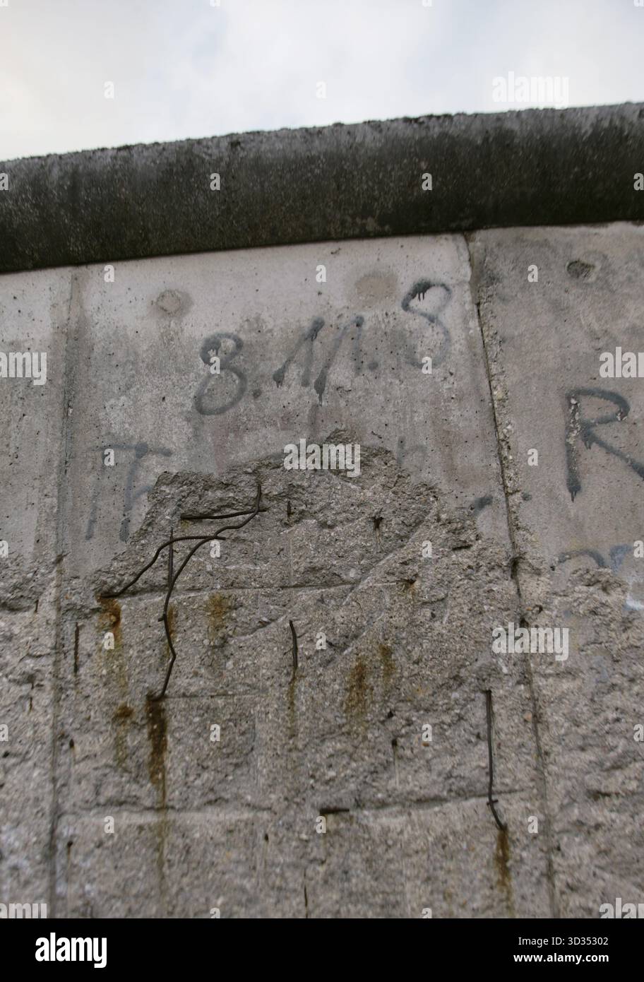Mur de Berlin, Allemagne. Sa construction a commencé le 13 août 1961 et il est tombé le 9 novembre 1989. Le gouvernement de la République démocratique allemande (RDA) a construit cette barrière, longue de plus de 150 km, pour isoler complètement Berlin-est du reste de la RDA. Section du mur située sur Niederkirchnerstraße (Niederkirchnerstrasse), classée monument historique en 1990. Il appartient à la collection de vestiges historiques du Centre de documentation topographique de la terreur. Toutes les traces de destruction ont été préservées le long des 200 mètres de cette section du mur, qui marquait la frontière entre les deux Banque D'Images