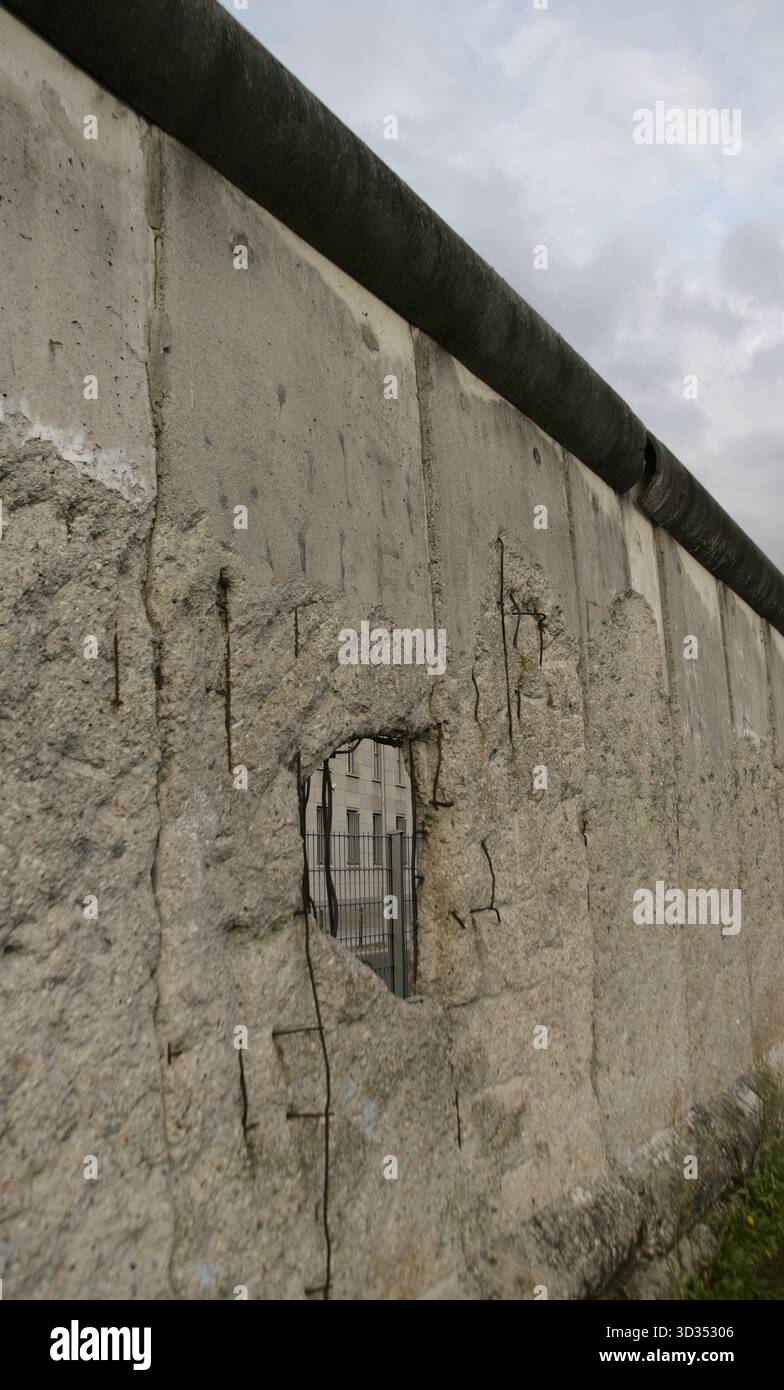Mur de Berlin, Allemagne. Sa construction a commencé le 13 août 1961 et il est tombé le 9 novembre 1989. Le gouvernement de la République démocratique allemande (RDA) a construit cette barrière, longue de plus de 150 km, pour isoler complètement Berlin-est du reste de la RDA. Section du mur située sur Niederkirchnerstraße (Niederkirchnerstrasse), classée monument historique en 1990. Il appartient à la collection de vestiges historiques du Centre de documentation topographique de la terreur. Toutes les traces de destruction ont été préservées le long des 200 mètres de cette section du mur, qui marquait la frontière entre les deux Banque D'Images