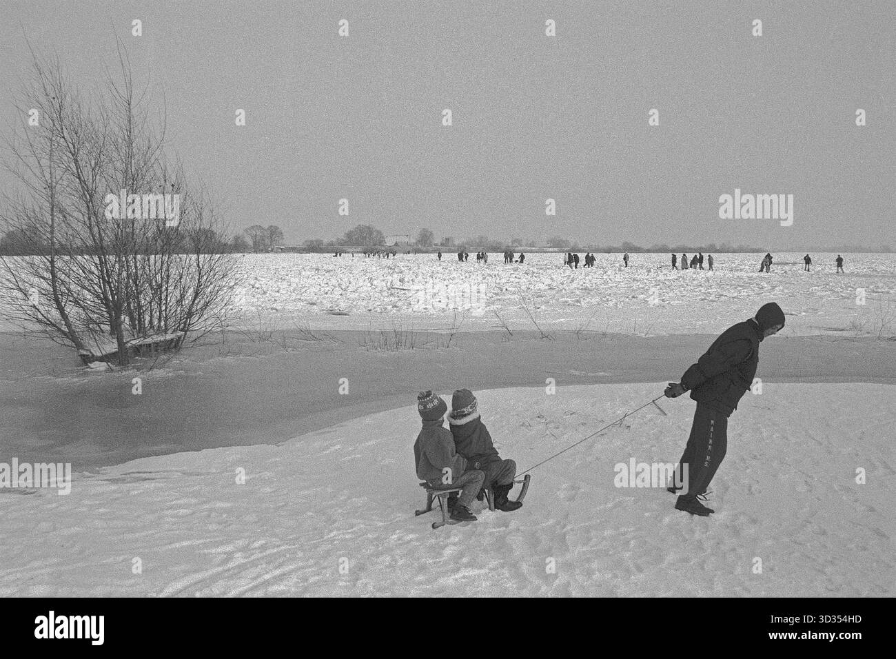 Les gens marchant à travers la patinoire, les enfants avec des traîneaux, Elbe gelé, Bleckede, basse-Saxe, Allemagne, 9 février 1996, vintage, rétro, vieux, historique Banque D'Images