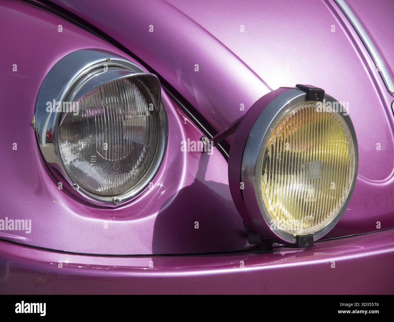 Gros plan de l'avant d'une voiture classique rose avec des phares jumelés caractéristiques, Scheveningen, pays-Bas Banque D'Images