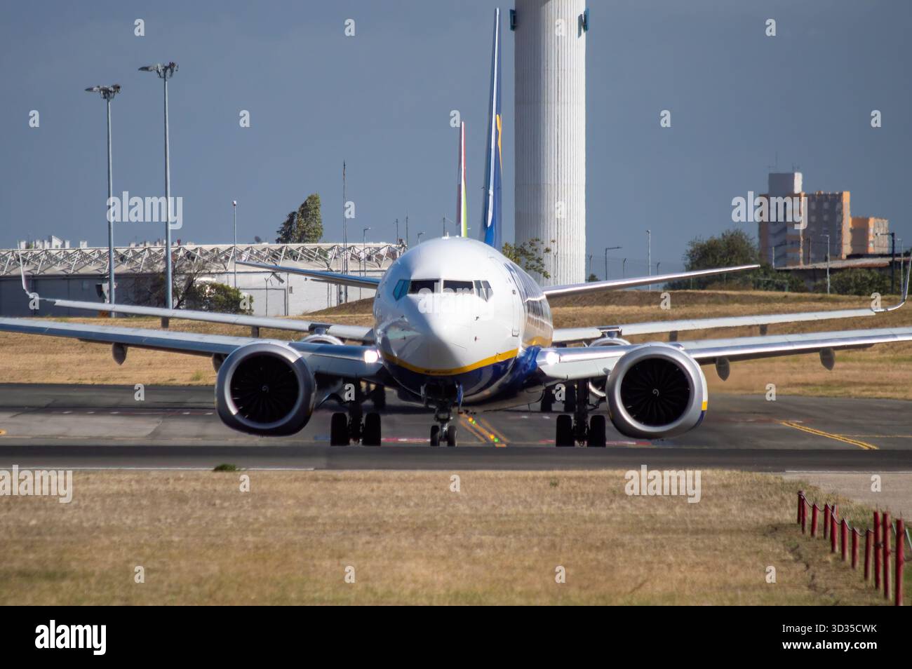 Avión de Línea Boeing 737 MAX de la aerolínea de bajo coste Ryanair esperando para despegar en el aeropuerto de Lisboa, con matrícula EI-HGS. Banque D'Images