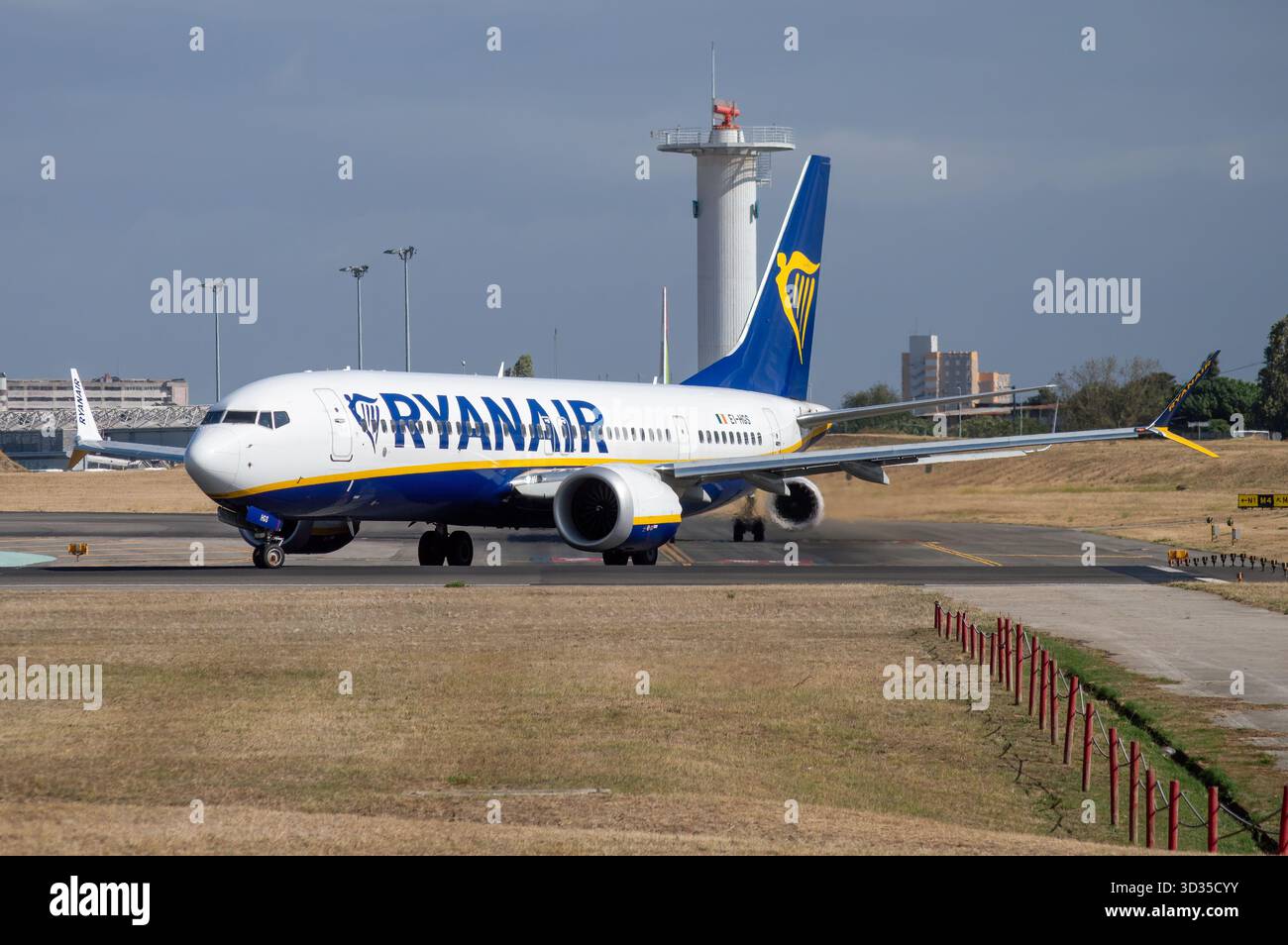 Avión de Línea Boeing 737 MAX de la aerolínea de bajo coste Ryanair esperando para despegar en el aeropuerto de Lisboa, con matrícula EI-HGS. Banque D'Images