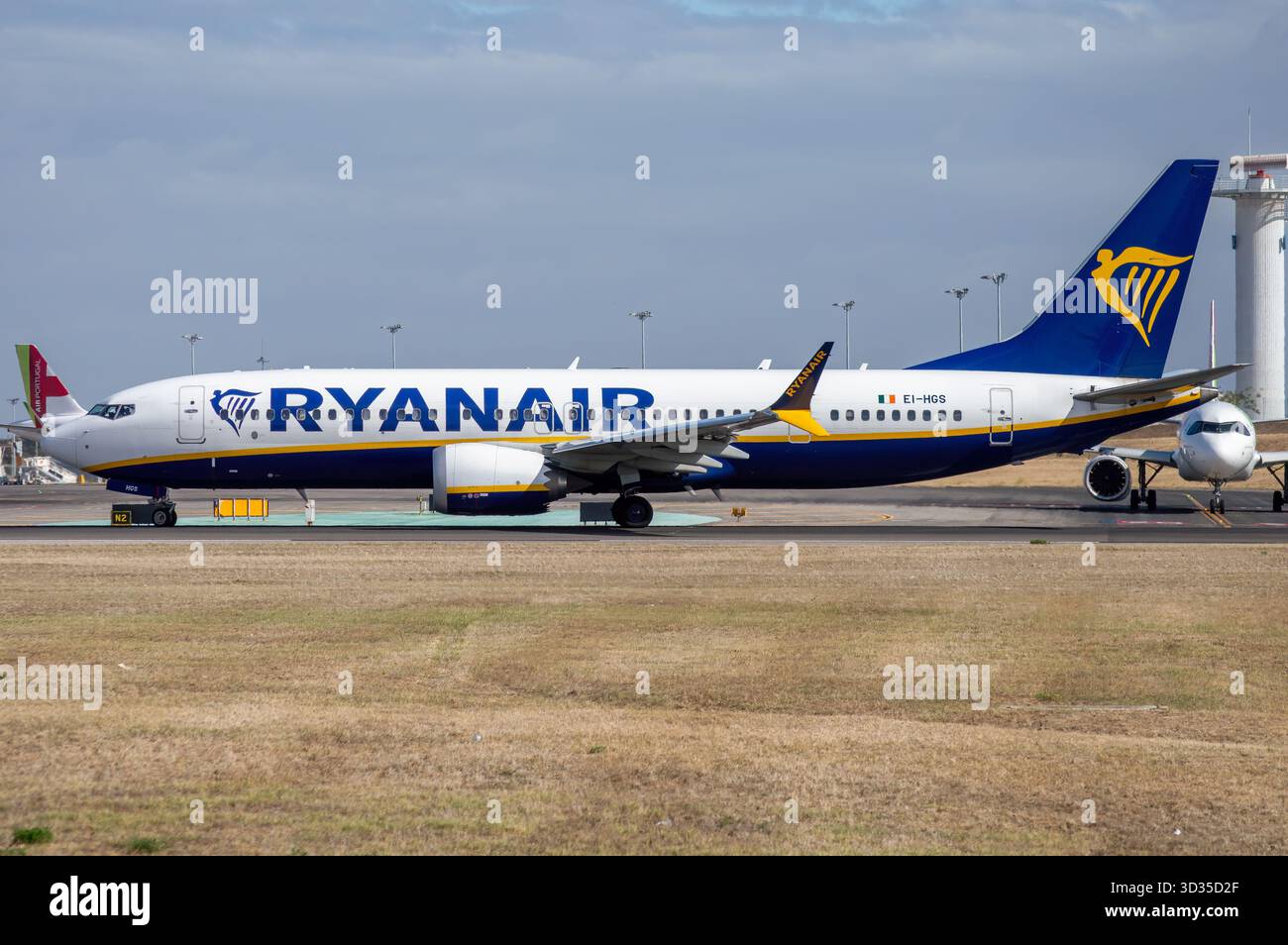 Avión de Línea Boeing 737 MAX de la aerolínea de bajo coste Ryanair esperando para despegar en el aeropuerto de Lisboa, con matrícula EI-HGS. Banque D'Images