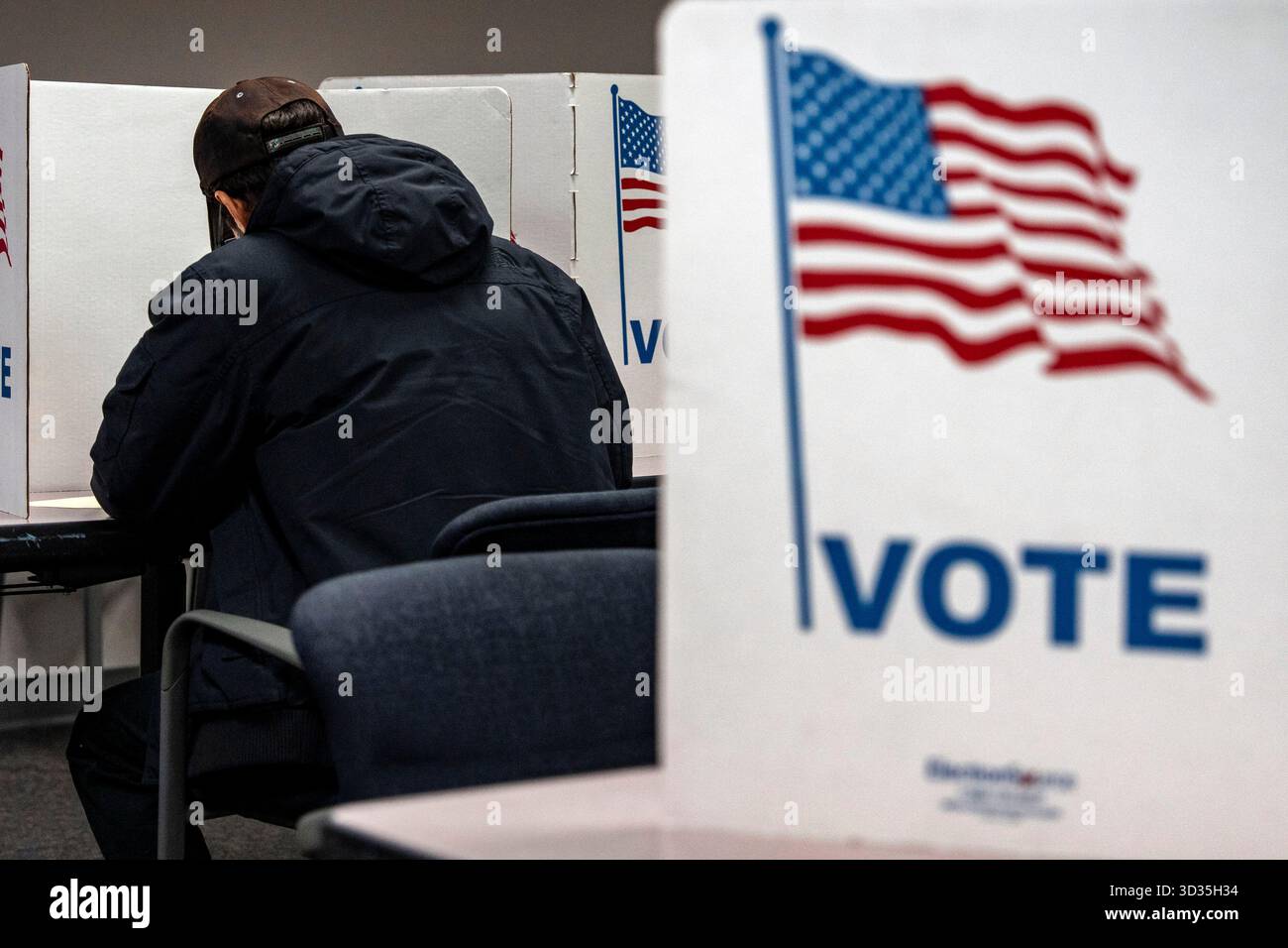 Fairfax, États-Unis. 04th Nov, 2025. Les Virginiens ont voté au Fairfax County Government Center à Fairfax, Virginie, le mardi 4 novembre 2025. Virginie candidate démocrate au poste de gouverneur, l'ancienne Rep. Abigail Spanberger affronte la candidate républicaine Lt. Gov. Winsome Earle-Sears une élection qui mènera à la première femme gouverneur de l'histoire des états-unis. Photo de Bonnie Cash/UPI crédit : UPI/Alamy Live News Banque D'Images