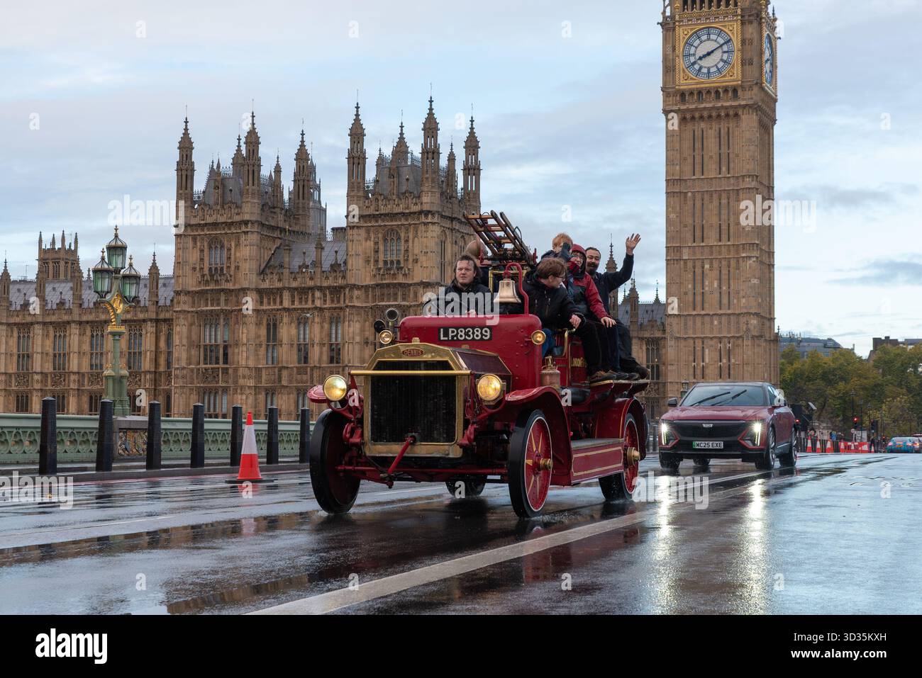 Ex-London Fire Brigade 1916 véhicule historique Dennis type N prenant part à la course de voitures vétéran de Londres à Brighton en 2025, conduisant à travers Westminster. Banque D'Images