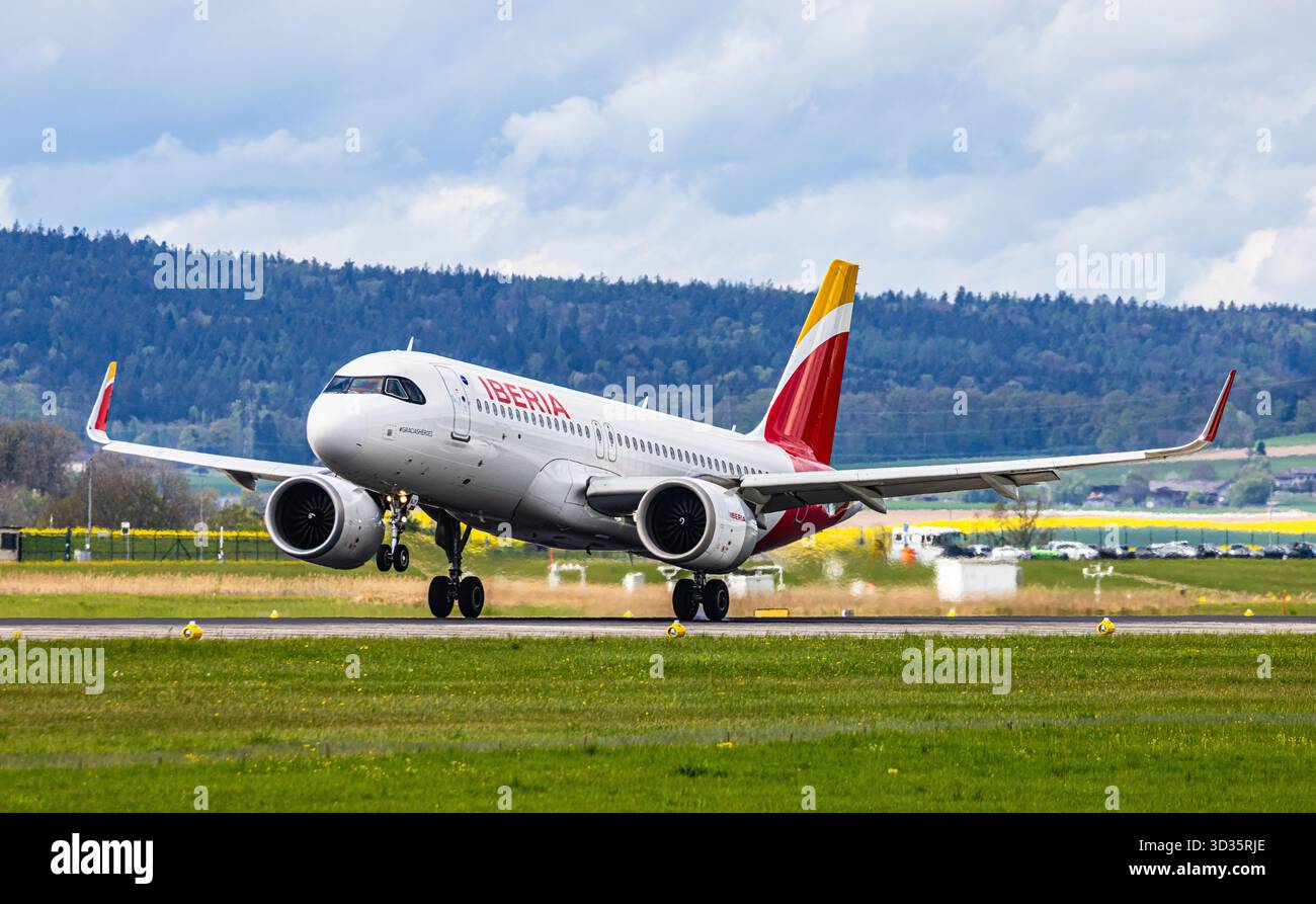 Zurich, Suisse, 21 avril 2025 : un Airbus A320-251N (Airbus A320neo) en provenance d'Iberia atterrit sur la piste de l'aéroport de Zurich. Enregistrement EC-NJY (Andre Banque D'Images