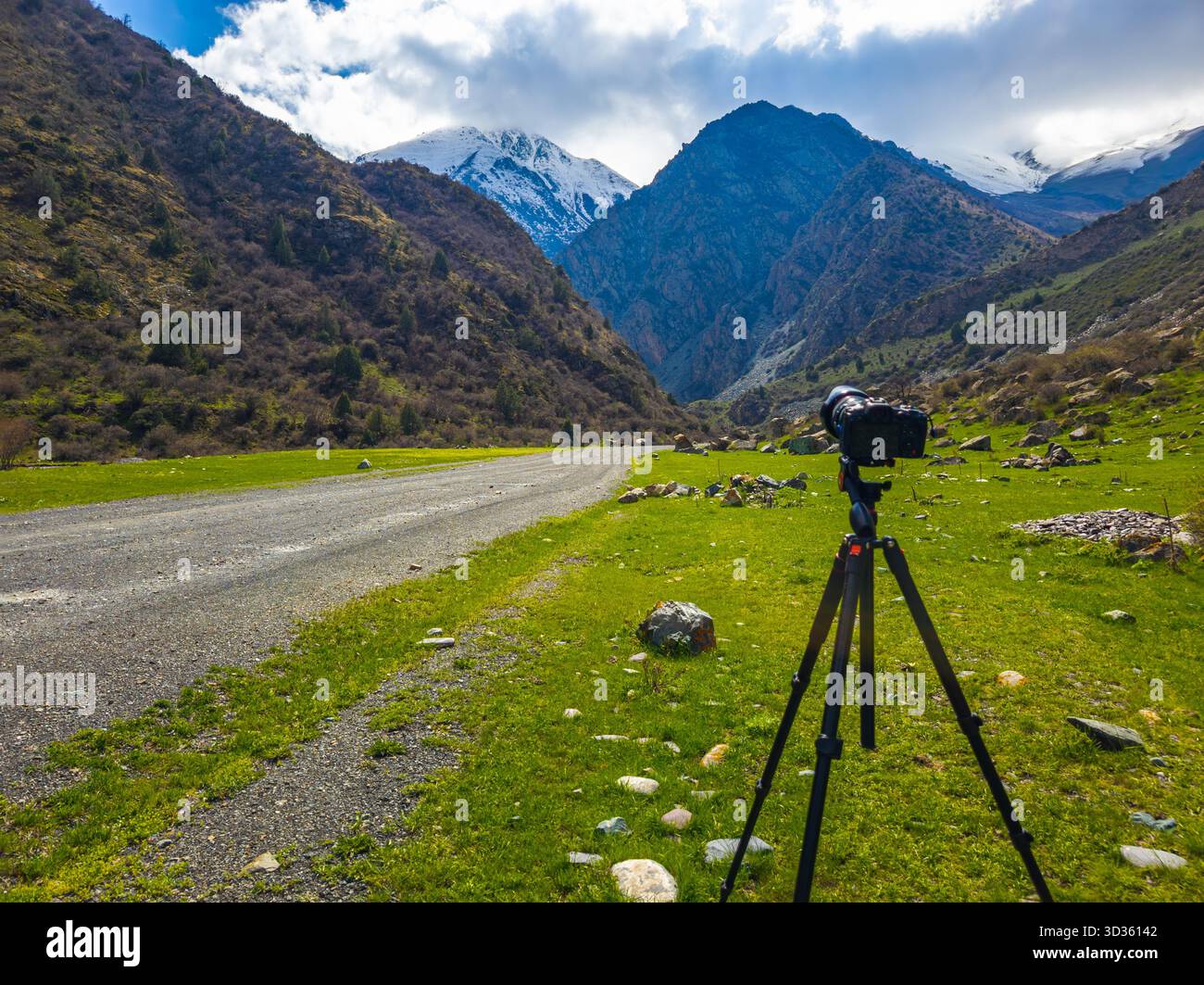 Caméra sur trépied capturant le paysage de montagne serein Banque D'Images