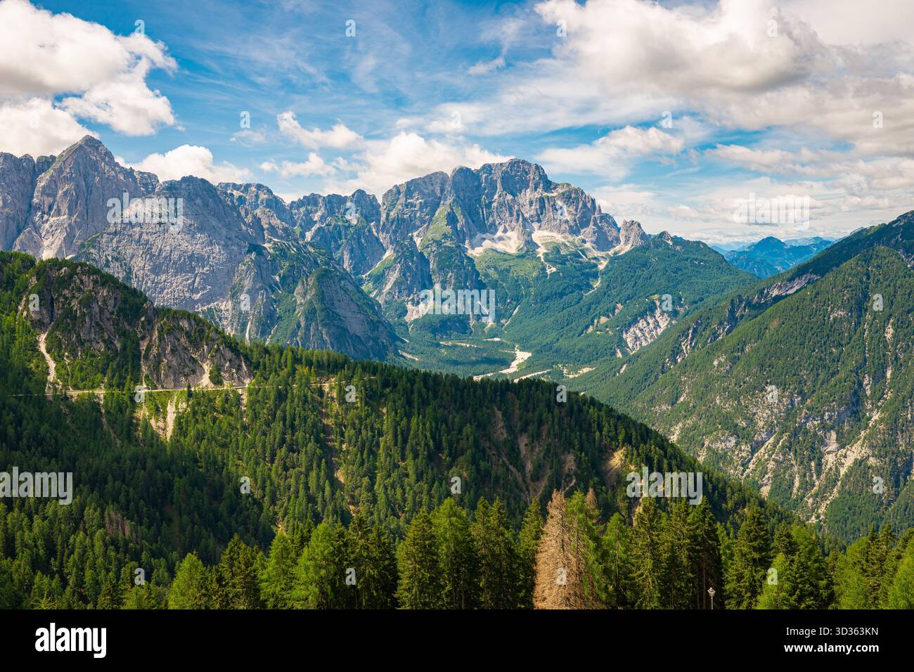 Vue panoramique sur la montagne Jôf di Montasio, au sud-ouest de Tarvisio dans les Alpes juliennes, Italie Banque D'Images