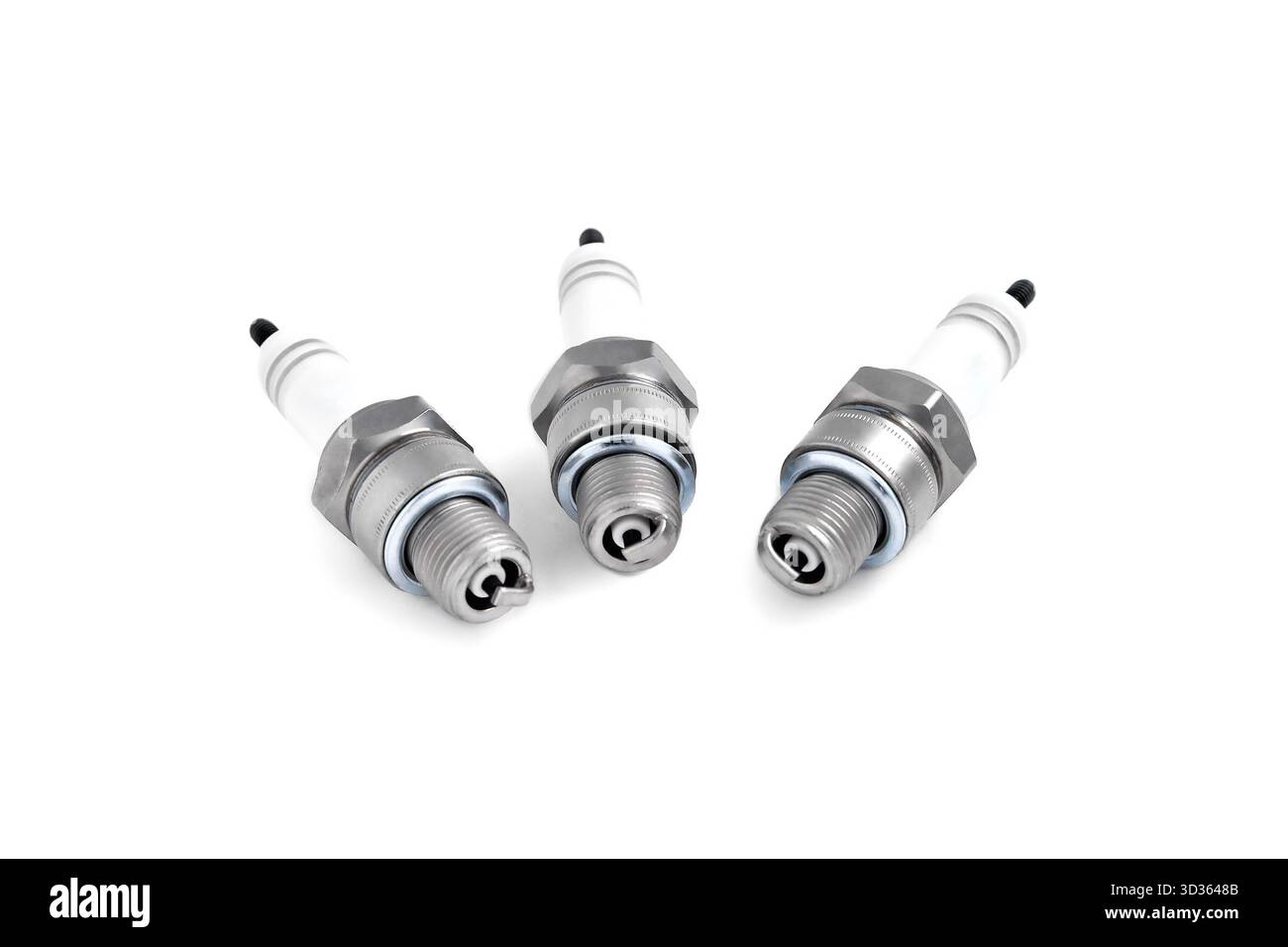 Bougies d'allumage automobiles pour moteur à combustion interne sur fond blanc, mise au point sélective en gros plan Banque D'Images