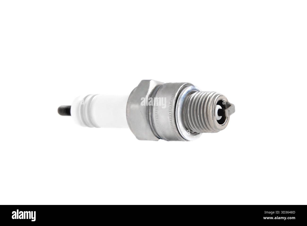 Bougies d'allumage automobiles pour moteur à combustion interne sur fond blanc, mise au point sélective en gros plan Banque D'Images