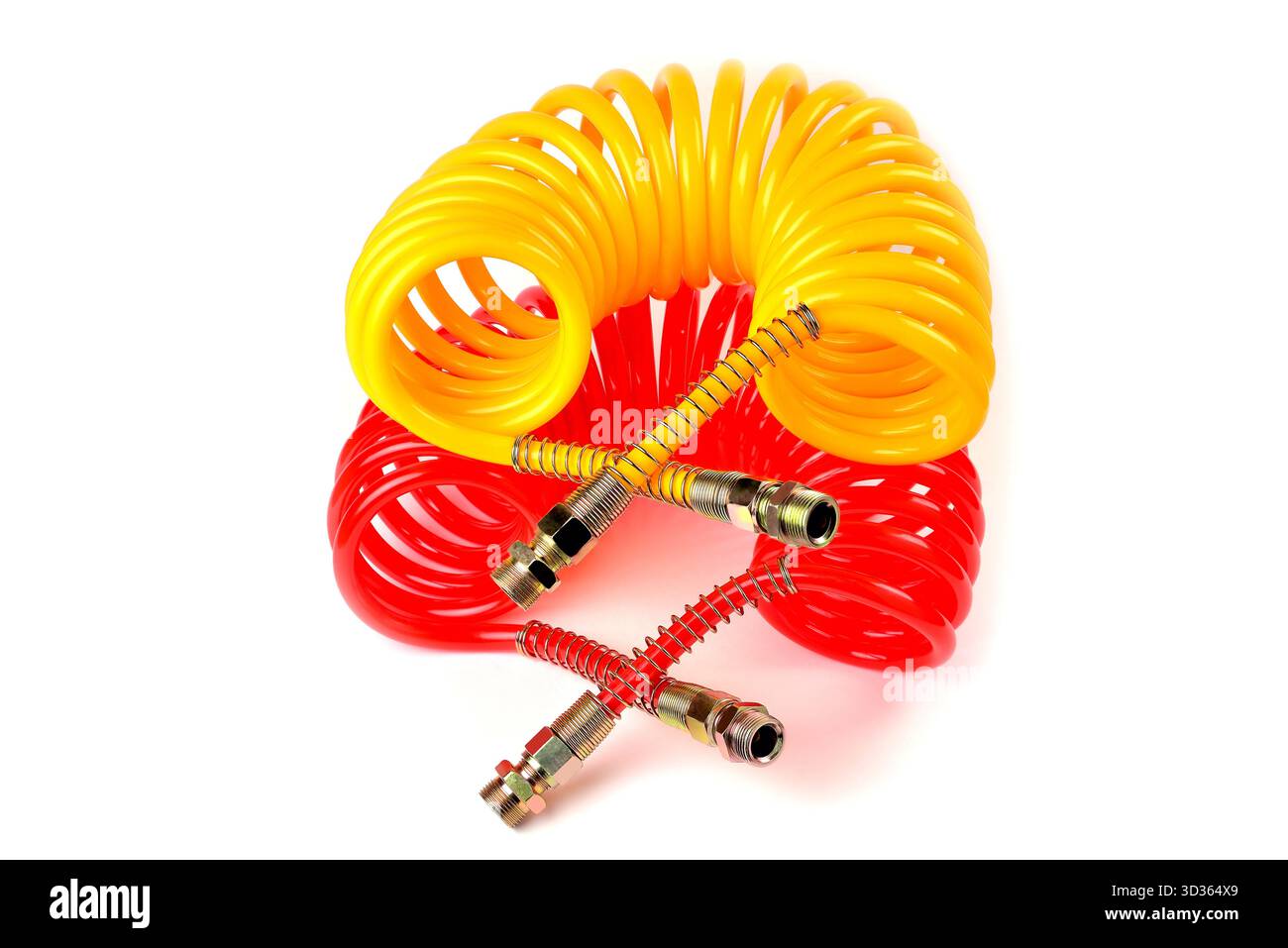 flexible pneumatique d'un camion pour fournir de l'air comprimé d'un tracteur à une remorque, accessoires de voiture, pièces de voiture, jaune et rouge, arrière blanc détail Banque D'Images