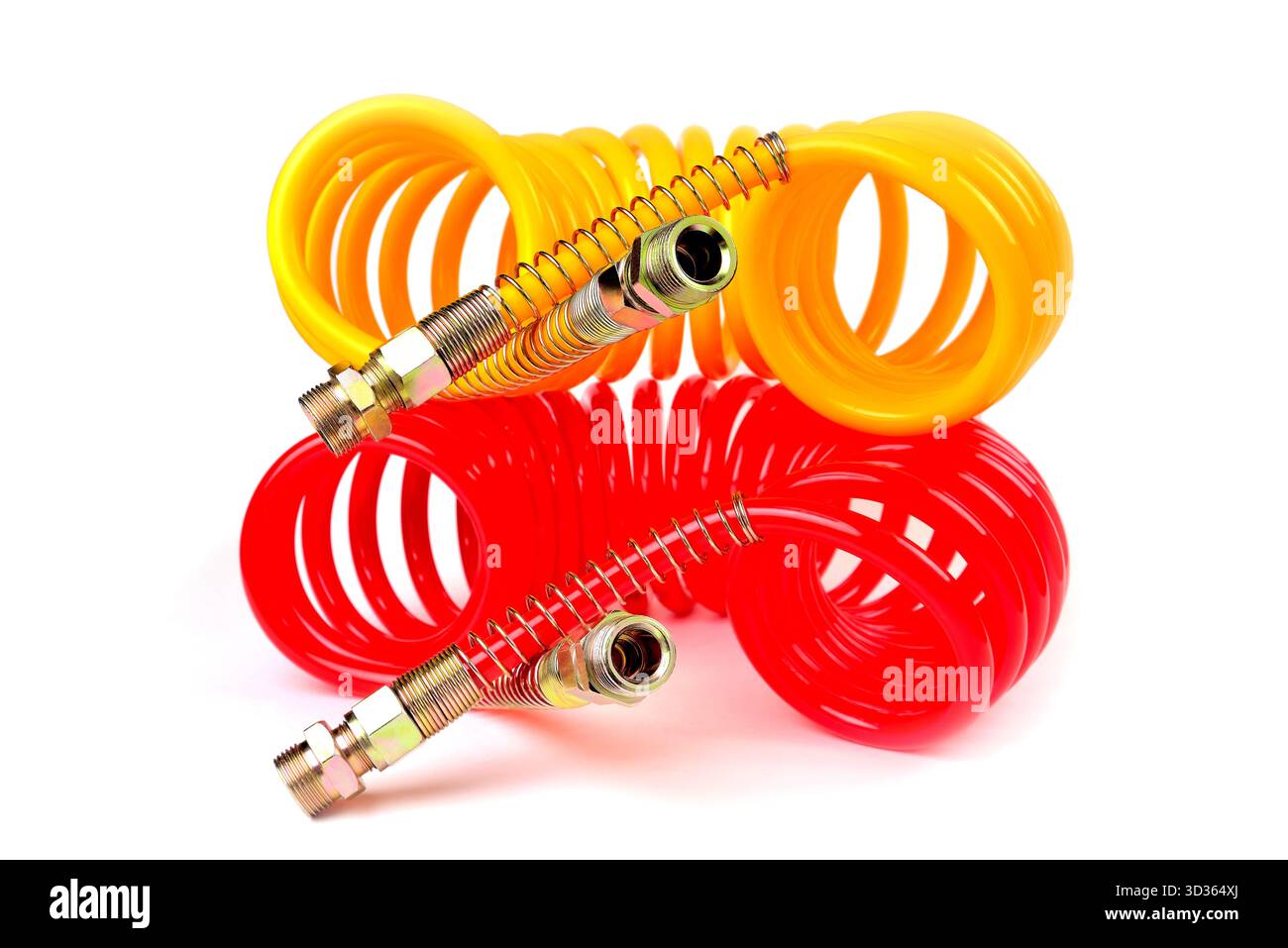 flexible pneumatique d'un camion pour fournir de l'air comprimé d'un tracteur à une remorque, accessoires de voiture, pièces de voiture, jaune et rouge, arrière blanc détail Banque D'Images