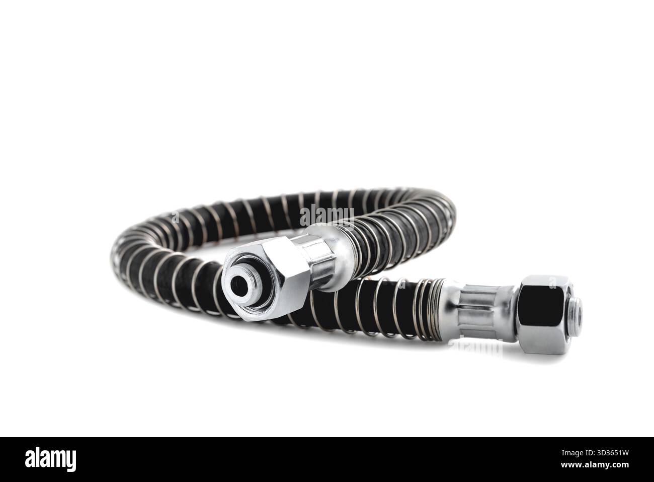 Tuyau pneumatique, tuyau de frein pneumatique de voiture, tuyau hydraulique, tuyau avec une gaine de protection pour les besoins techniques de l'industrie. Fond blanc, gros plan, sel Banque D'Images