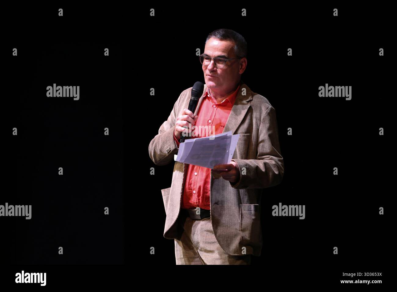 Cottbus, Brandebourg, Allemagne. 4 novembre 2025. BERND BUDER, directeur du Festival, intervient lors de la cérémonie d’ouverture du 35e Filmfestival Cottbus (FFC) au Staatstheater Cottbus, l’un des principaux événements dédiés au cinéma d’Europe de l’est. L’édition 2025 se déroule du 4 au 9 novembre et présente environ 140 films de plus de 40 pays. Organisé à Cottbus, une ville bilingue germano-sorabe près de la frontière polonaise, le festival rassemble des cinéastes, des représentants de l'industrie et des publics pour célébrer la diversité culturelle et promouvoir le cinéma d'Europe centrale et orientale. Crédit : ZUMA Press, Banque D'Images