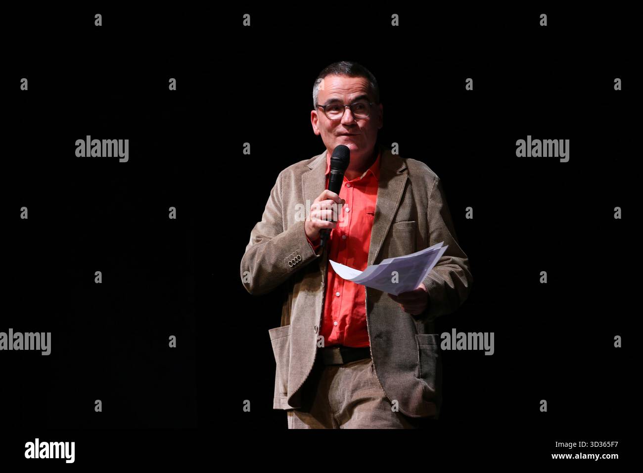 Cottbus, Brandebourg, Allemagne. 4 novembre 2025. BERND BUDER, directeur du Festival, intervient lors de la cérémonie d’ouverture du 35e Filmfestival Cottbus (FFC) au Staatstheater Cottbus, l’un des principaux événements dédiés au cinéma d’Europe de l’est. L’édition 2025 se déroule du 4 au 9 novembre et présente environ 140 films de plus de 40 pays. Organisé à Cottbus, une ville bilingue germano-sorabe près de la frontière polonaise, le festival rassemble des cinéastes, des représentants de l'industrie et des publics pour célébrer la diversité culturelle et promouvoir le cinéma d'Europe centrale et orientale. Crédit : ZUMA Press, Banque D'Images