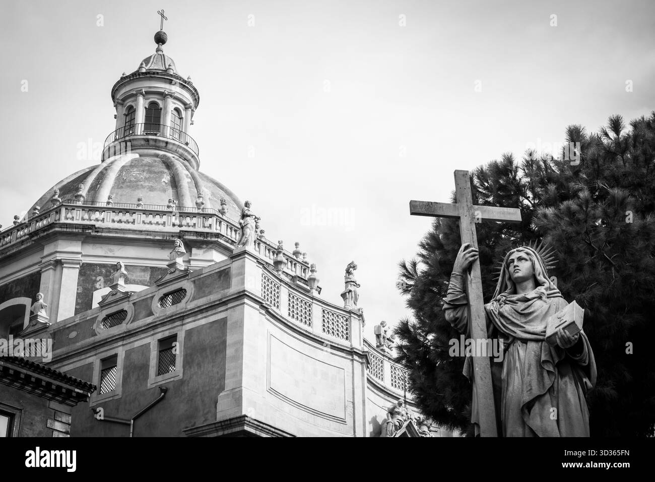 La statue de fortes in Fide (forte dans la foi), au sommet de la façade baroque du Duomo de Catane, est la personnification frappante de la vertu chrétienne de la foi. Banque D'Images