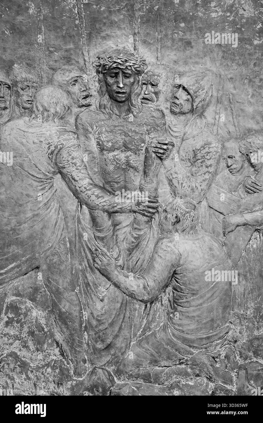 Station X : Jésus est dépouillé de ses vêtements (Division des robes). Le chemin de Croix sur le mont Križevac (la montagne de la Croix) à Medjugorje. Banque D'Images