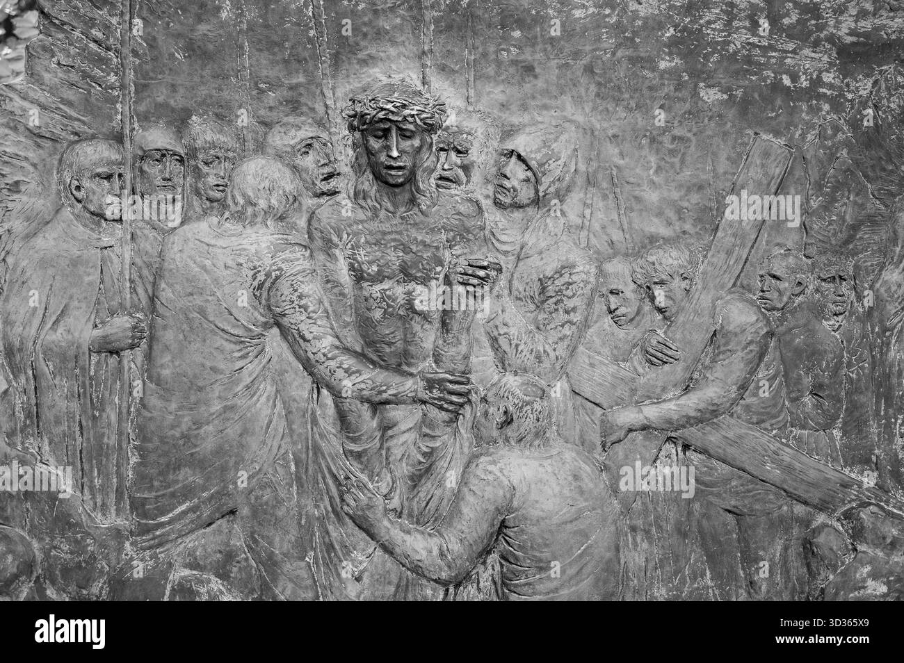 Station X : Jésus est dépouillé de ses vêtements (Division des robes). Le chemin de Croix sur le mont Križevac (la montagne de la Croix) à Medjugorje. Banque D'Images