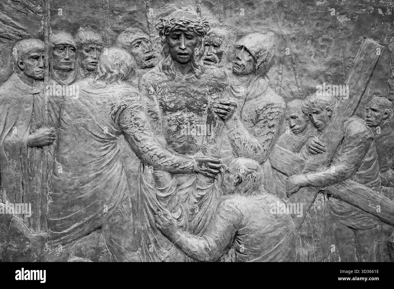 Station X : Jésus est dépouillé de ses vêtements (Division des robes). Le chemin de Croix sur le mont Križevac (la montagne de la Croix) à Medjugorje. Banque D'Images