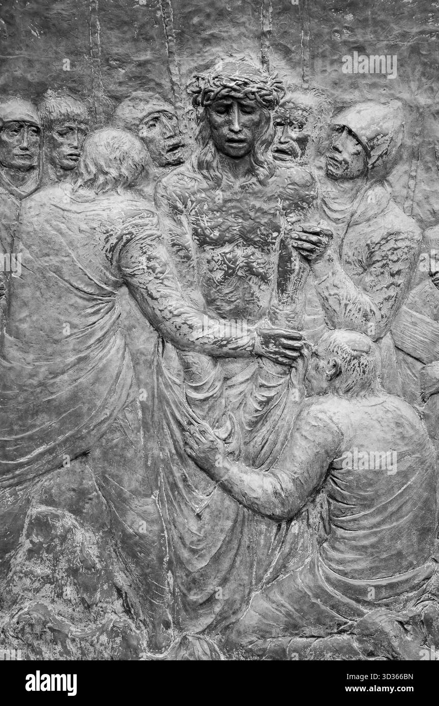 Station X : Jésus est dépouillé de ses vêtements (Division des robes). Le chemin de Croix sur le mont Križevac (la montagne de la Croix) à Medjugorje. Banque D'Images