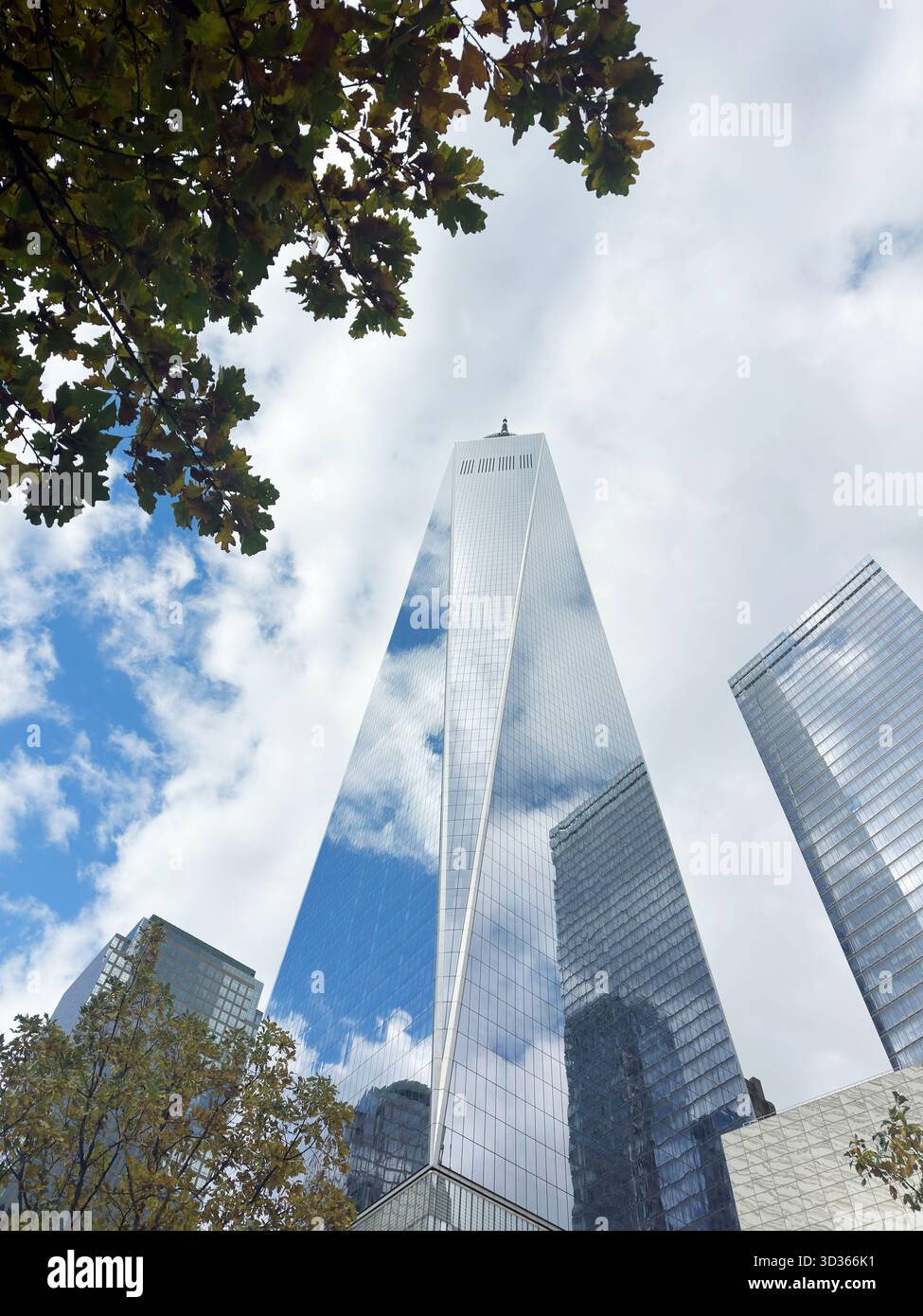 Tour un reflétant le ciel Banque D'Images