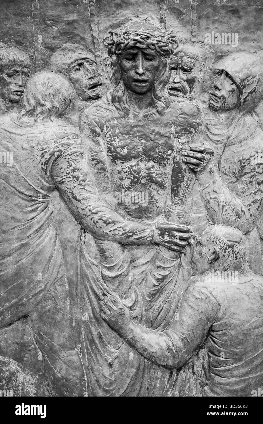 Station X : Jésus est dépouillé de ses vêtements (Division des robes). Le chemin de Croix sur le mont Križevac (la montagne de la Croix) à Medjugorje. Banque D'Images