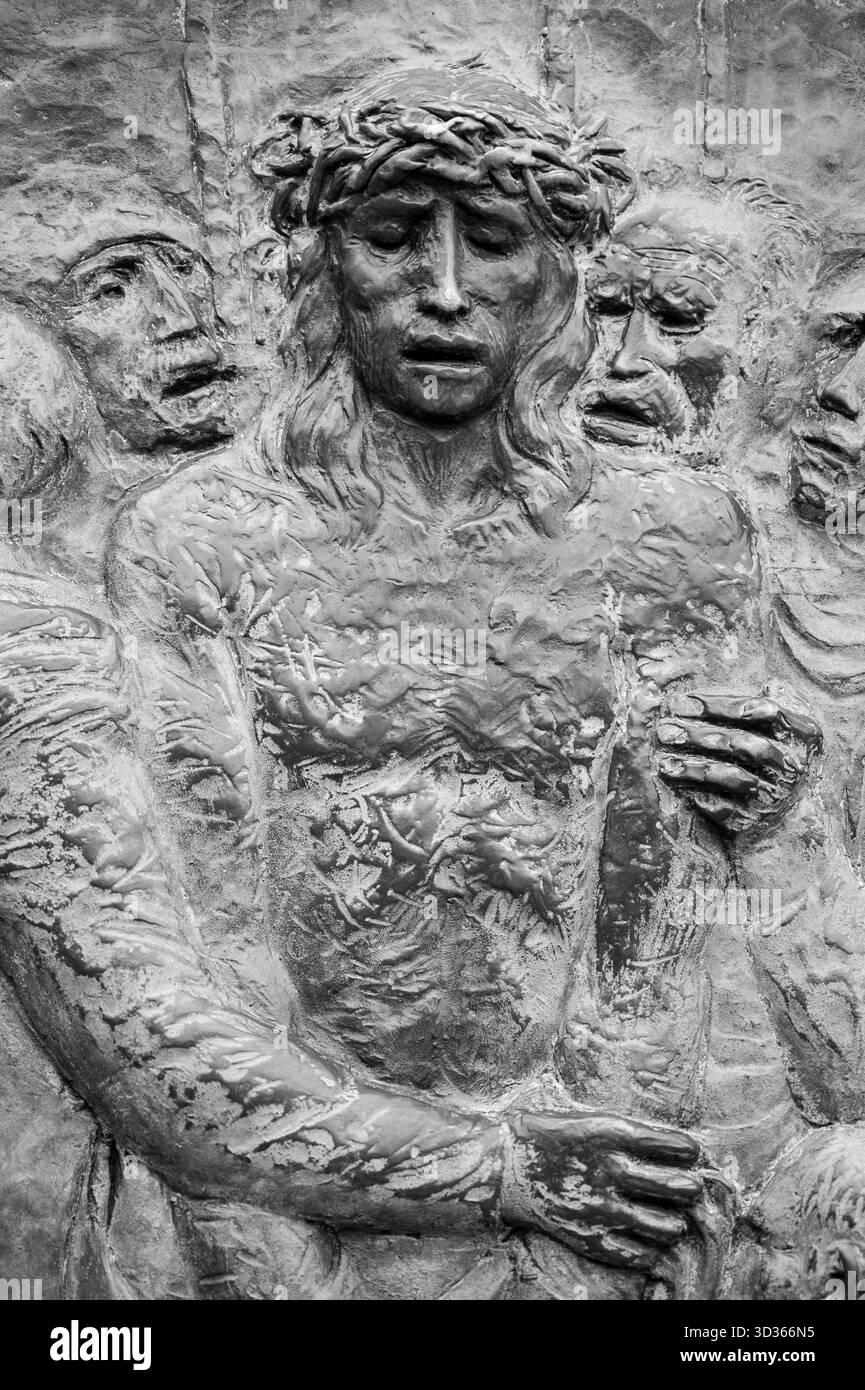 Station X : Jésus est dépouillé de ses vêtements (Division des robes). Le chemin de Croix sur le mont Križevac (la montagne de la Croix) à Medjugorje. Banque D'Images