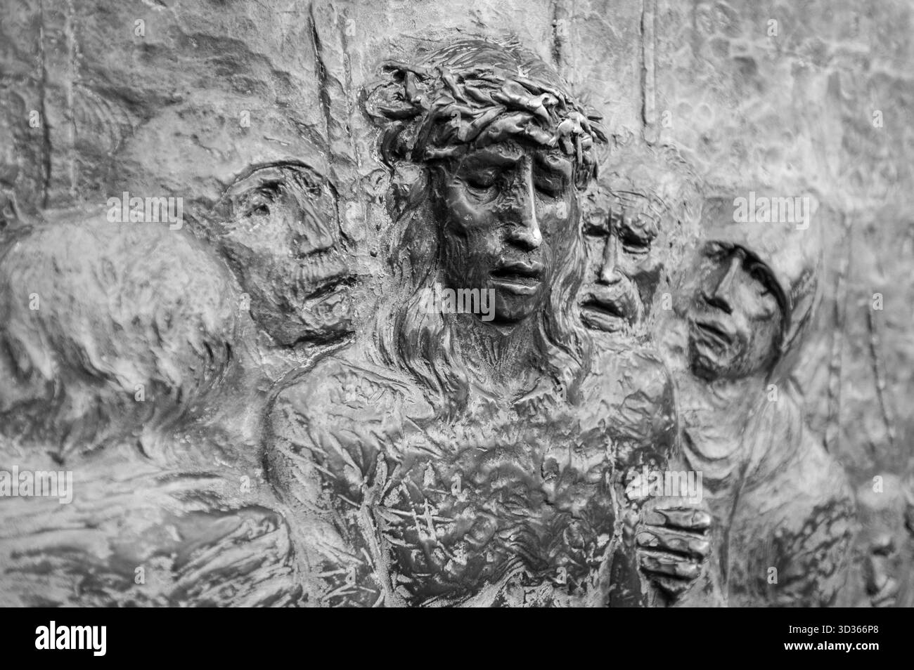 Station X : Jésus est dépouillé de ses vêtements (Division des robes). Le chemin de Croix sur le mont Križevac (la montagne de la Croix) à Medjugorje. Banque D'Images