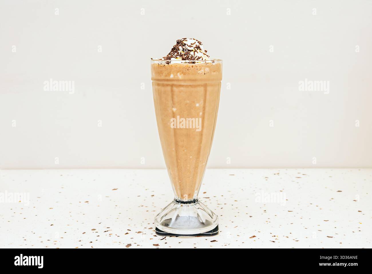 Biscuits et crème milkshake avec crème glacée au beurre d'arachide, sirop de chocolat et mini biscuits sablés Banque D'Images