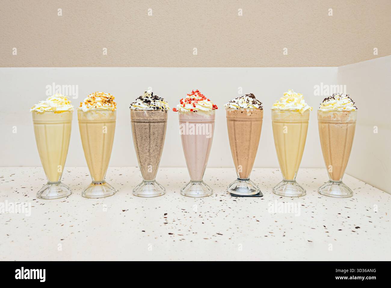 Cheesecake aux fraises Shake avec de la crème glacée à la vanille, des morceaux de cheesecake, des fraises fraîches et une croûte de biscuits Banque D'Images