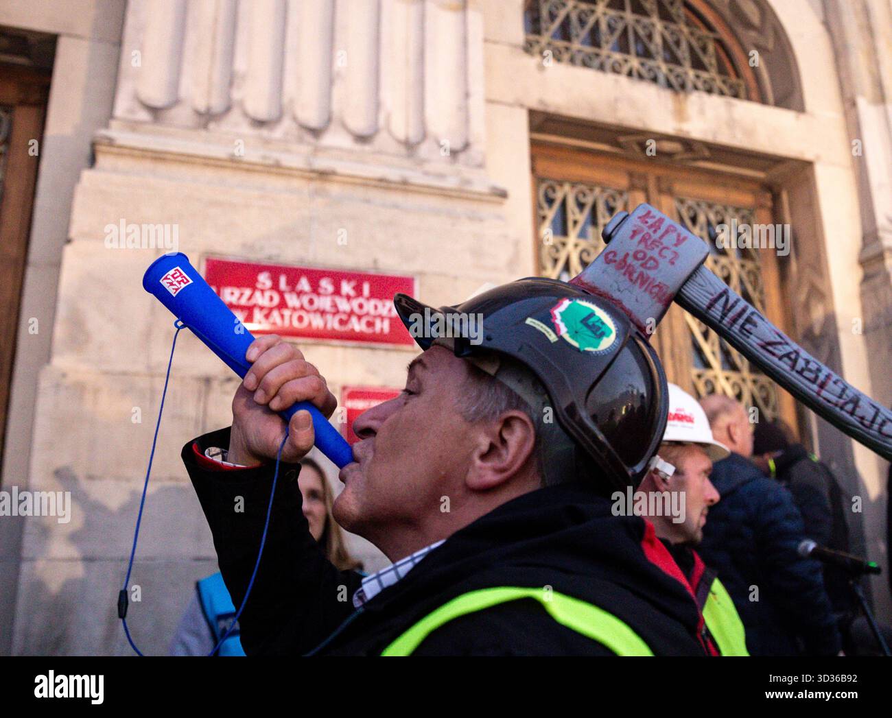 Kanowice, Pologne, le 4 novembre 2025. Un mineur de charbon souffle de la vuvuzela lors d'une manifestation devant le bureau du gouvernement de la voïvodie de Silésie. Les syndicats, principalement le mouvement Solidarnosc, des industries minière et sidérurgique ont appelé à protester car les négociations avec le gouvernement polonais sur la question de la transformation énergétique n'ont pas abouti à des résultats satisfaisants. . Crédit : Dominika Zarzycka/Alamy Live News Banque D'Images