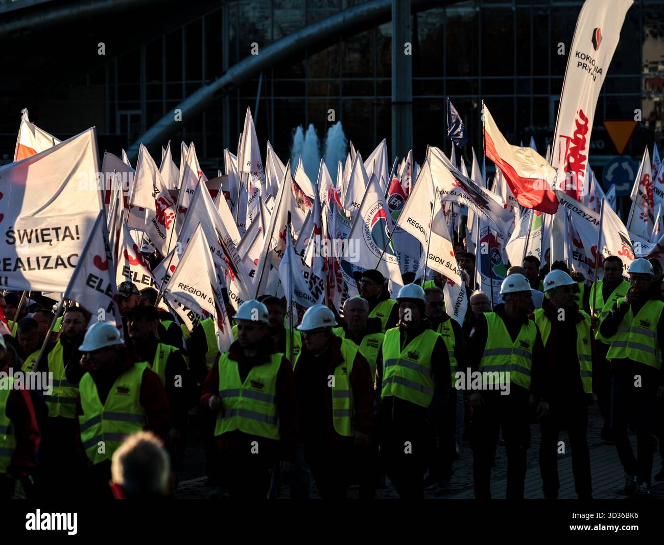 Kanowice, Pologne, le 4 novembre 2025. Les mineurs de charbon et les ouvriers des aciéries tiennent des banderoles portant les noms de leurs lobbyistes lors d'une manifestation devant l'arène emblématique de Spodek. Les syndicats, principalement le mouvement Solidarnosc, des industries minière et sidérurgique ont appelé à protester car les négociations avec le gouvernement polonais sur la question de la transformation énergétique n'ont pas abouti à des résultats satisfaisants. . Crédit : Dominika Zarzycka/Alamy Live News Banque D'Images