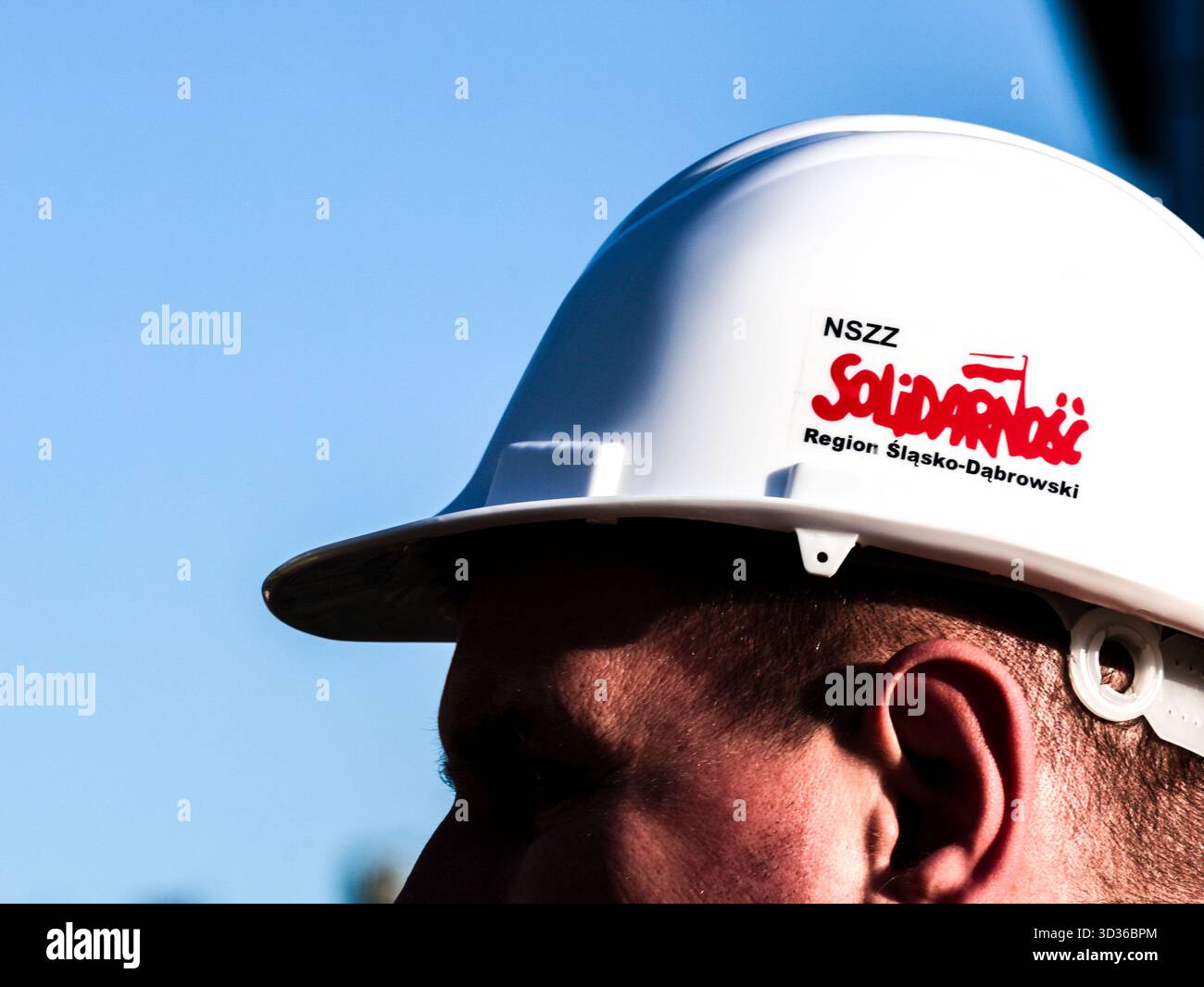 Kanowice, Pologne, le 4 novembre 2025. Un mineur de charbon vêtu d'un casque blanc portant le nom de Solidarity union assiste à une manifestation devant le bureau du gouvernement de la voïvodie de Silésie. Les syndicats, principalement le mouvement Solidarnosc, des industries minière et sidérurgique ont appelé à protester car les négociations avec le gouvernement polonais sur la question de la transformation énergétique n'ont pas abouti à des résultats satisfaisants. . Crédit : Dominika Zarzycka/Alamy Live News Banque D'Images