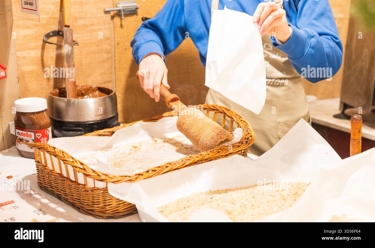 Cracovie, Pologne, 7 décembre 2024, délicieux trdelnik, un plat traditionnel tchèque, au marché de Noël de la Saint-Sylvestre à Cracovie, en Pologne. Banque D'Images